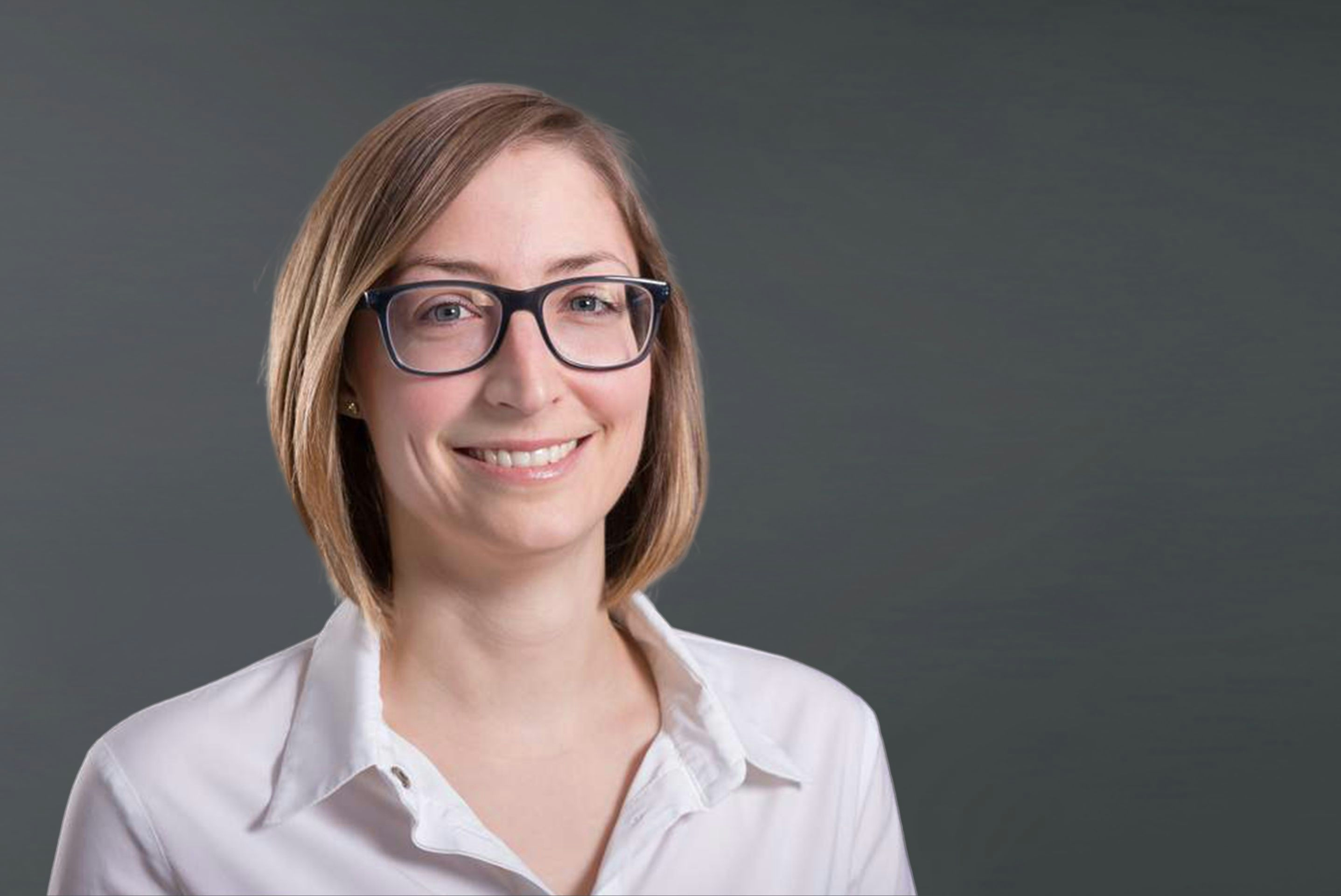Viktoria Habig Edeka-Angestellte mit Brille und kurzen braunen Haaren, lächelnd