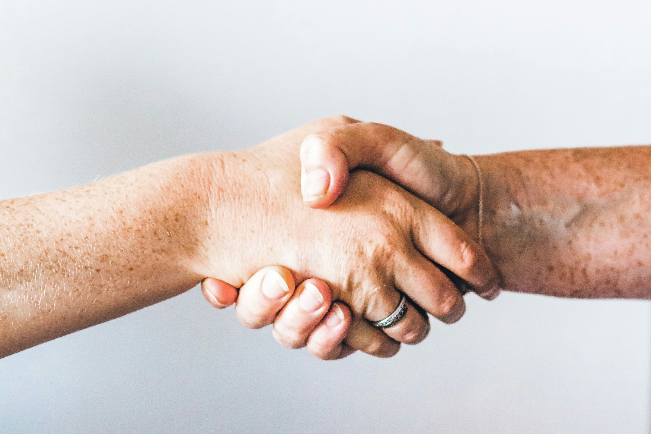 Zwei ältere Hände während eines Handshakes