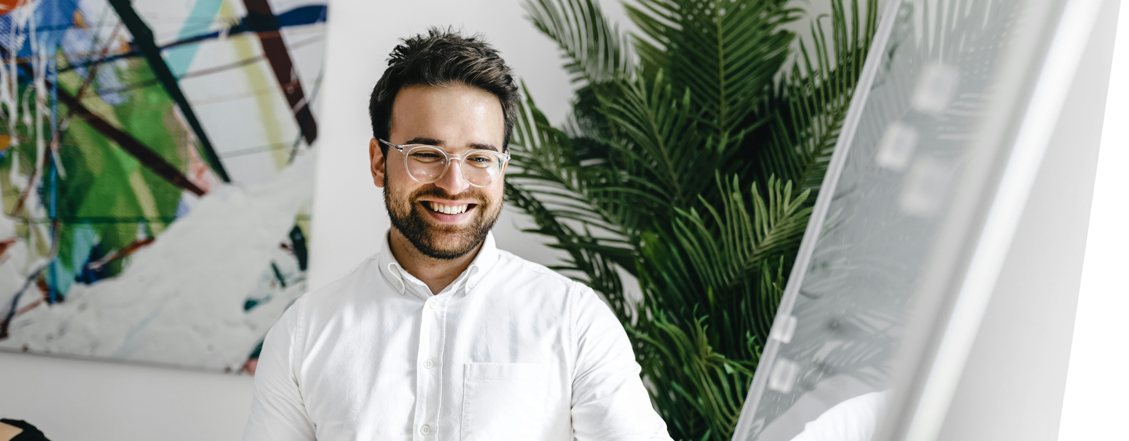 Patrick Kolligs, COO Kronsteg GmbH, in einem weißen Hemd neben einem Whiteboard 