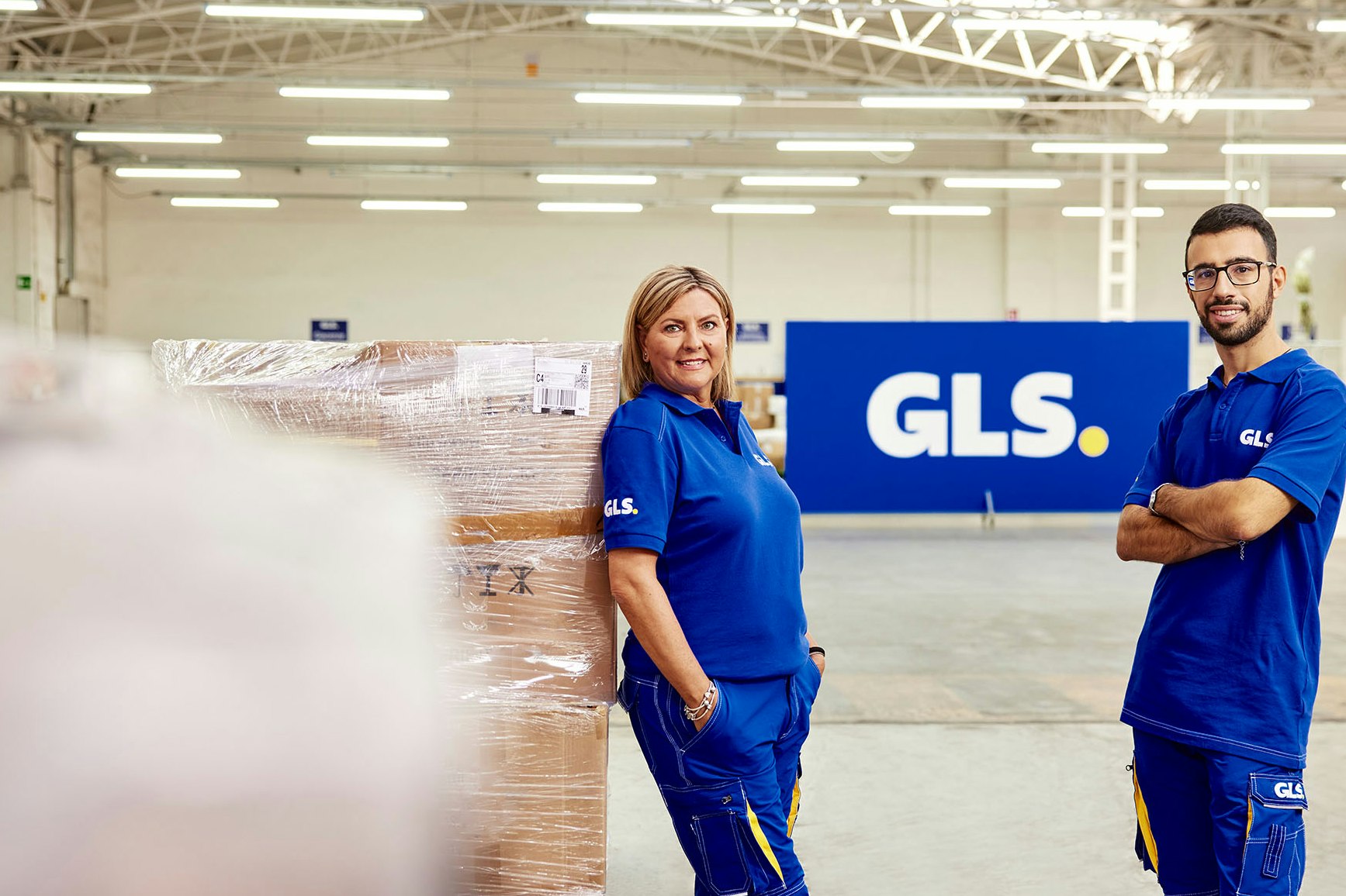 Zwei GLS-Mitarbeiter:innen im Depot