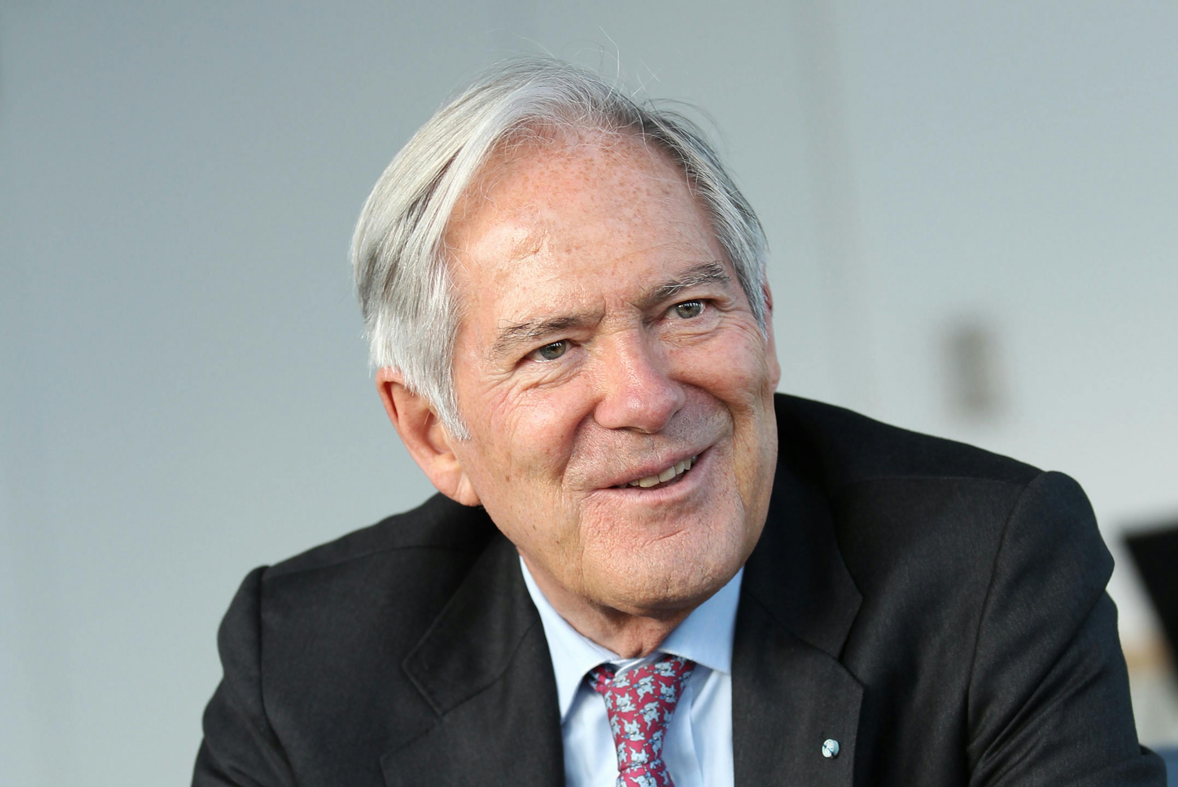 Investor Roland Berger in Anzug und Krawatte