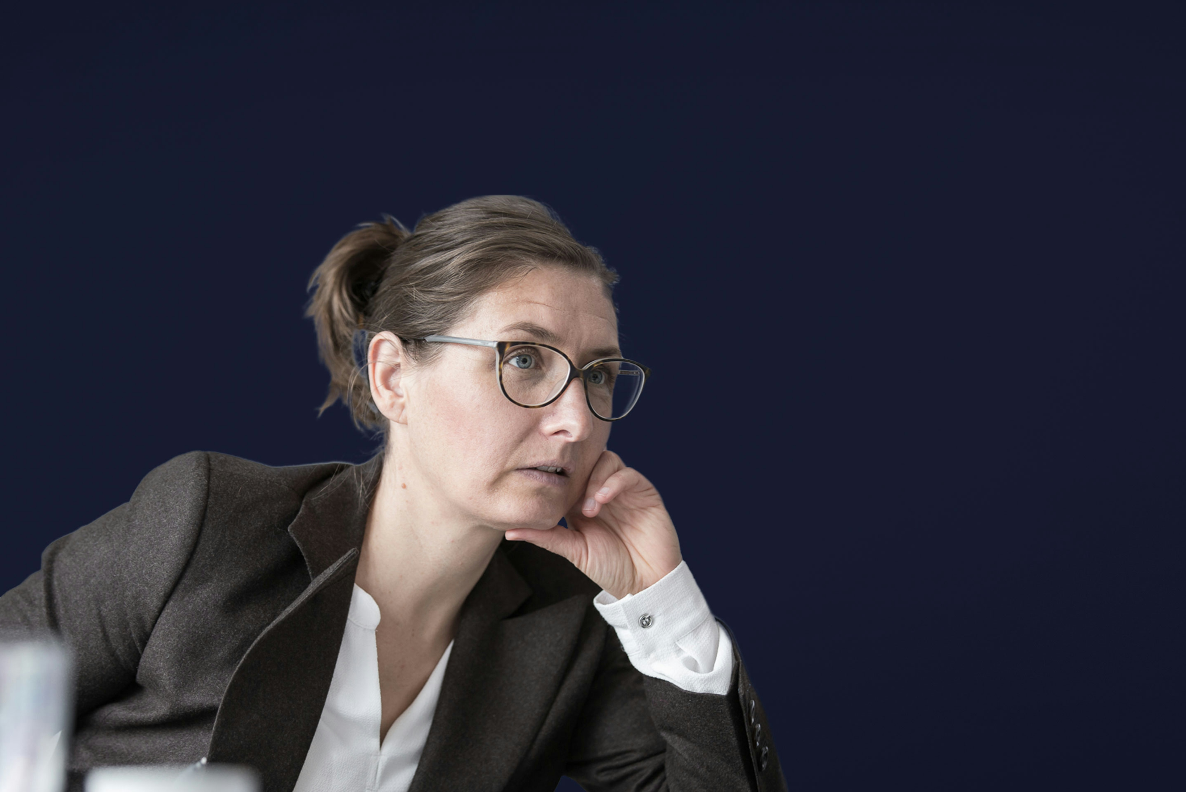 Claudia Arndt vom Klinikum Karlsruhe mit braunem Blazer und Brille