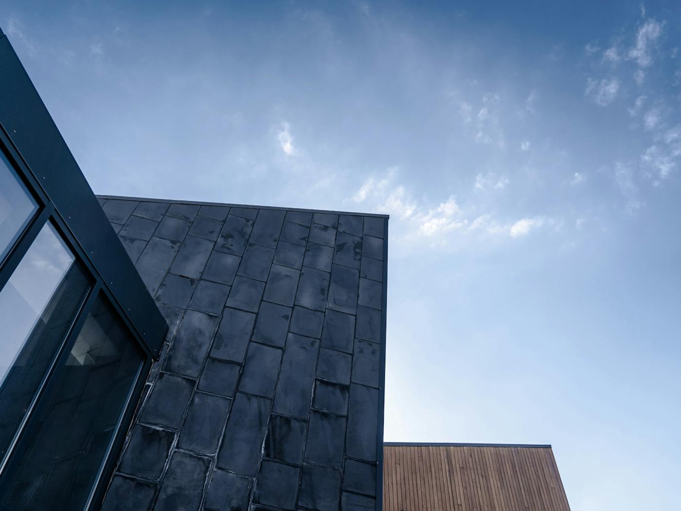 Hluti af byggingu og himinn í bakgrunni