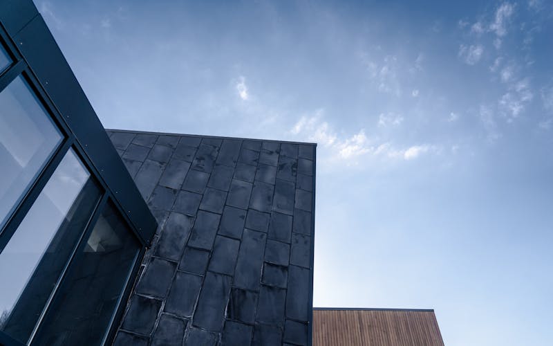 Hluti af byggingu og himinn í bakgrunni