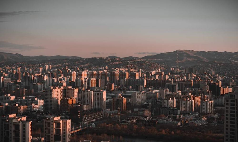 Spaziergang durch die blühenden Boulevards von Ulaanbaatar Banner