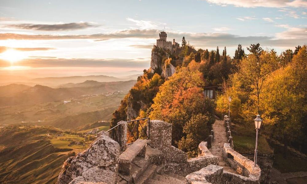 San Marino: ein Stadtstaat voller Blumenpracht Banner