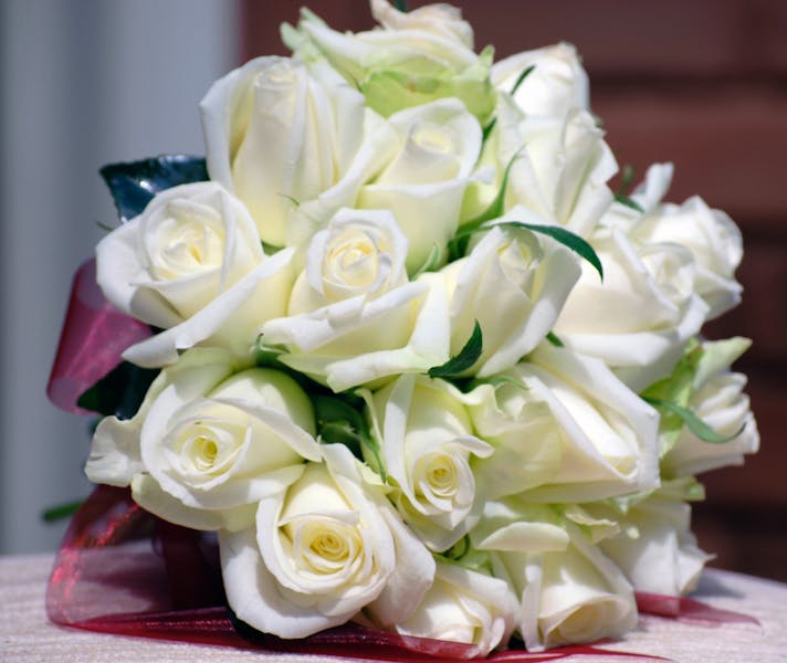 How and Why to Send Bouquets of White Roses