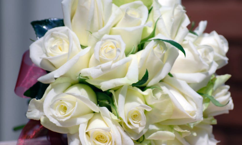 How and Why to Send Bouquets of White Roses Banner