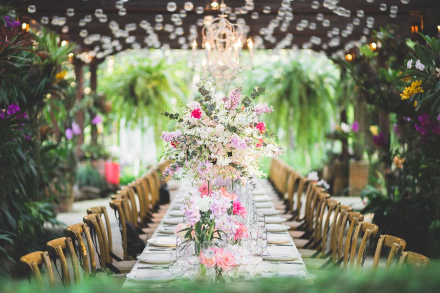 Tips for Dinner Party Themes, Matching Flowers and Décor