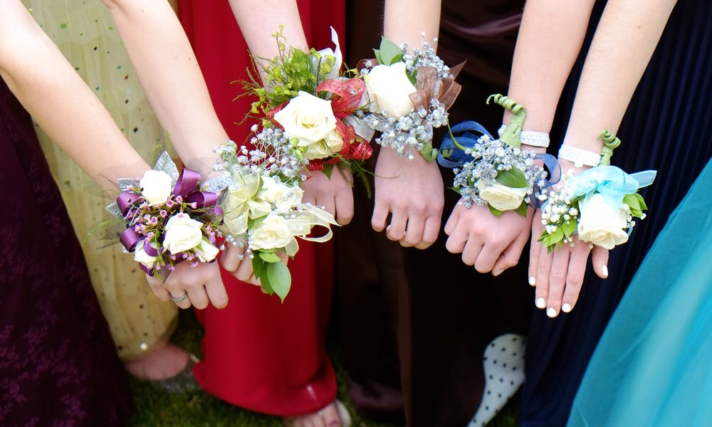 Prom Corsage to piękny kwiatowy dodatek, który zdobi nadgarstek dziewczyny na balu