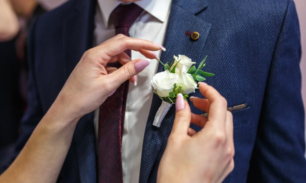 So stecken Sie eine Boutonniere an: Eine kurze Banner-Anleitung