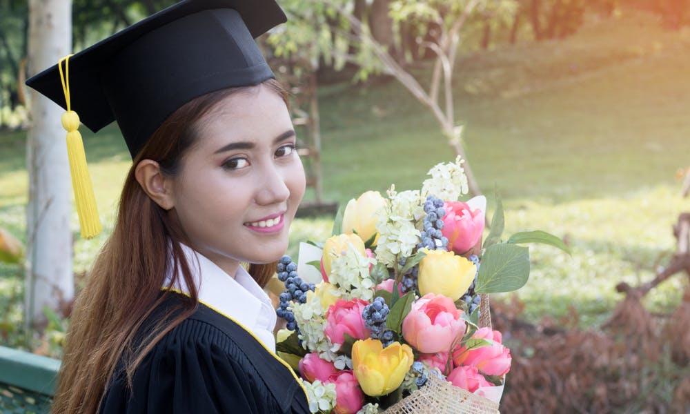Buquês de Flores para Formandos com Banner da FloraQueen