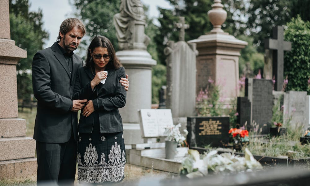 The Best Funeral Gifts for a Grieving Friend Banner
