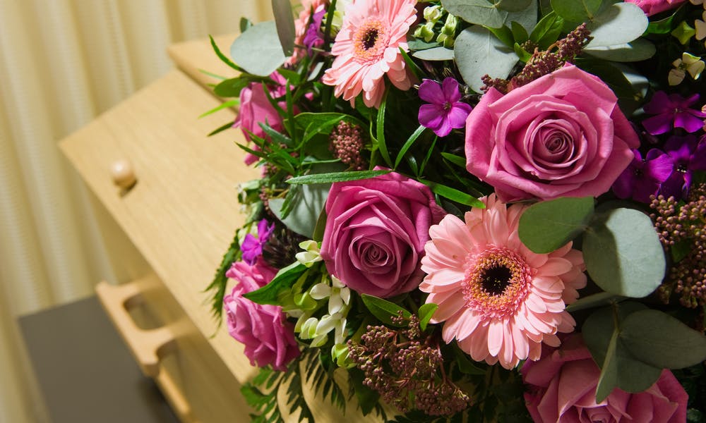 Wie man Blumen zu einer Trauerfeier schickt