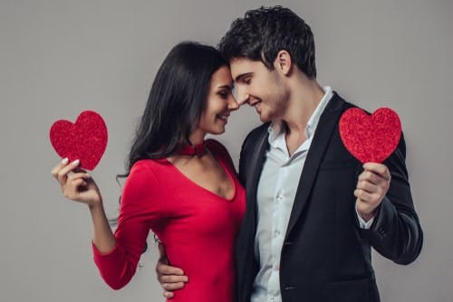 pareja joven atractiva con corazones de san valentín