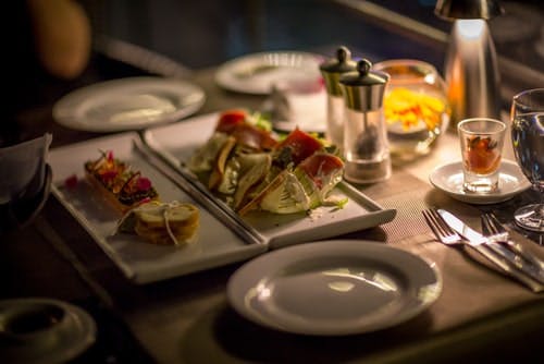 comida romántica en un plato