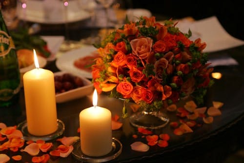 flores y velas románticas