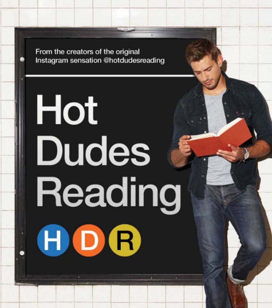 Chicos atractivos leyendo la portada de un libro