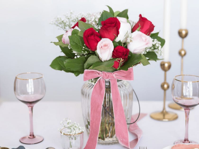 Ramo de rosas rojas y rosas de FloraQueen