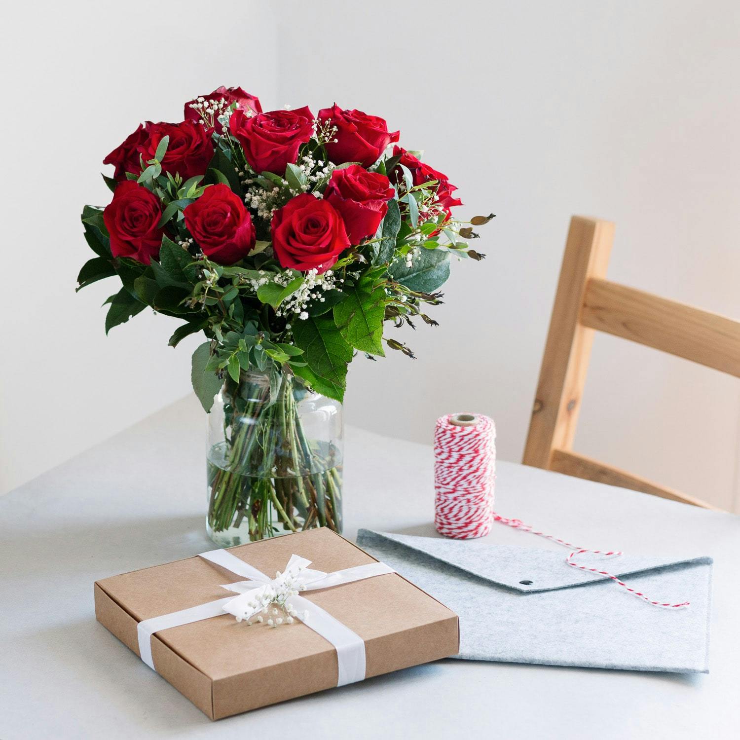 rote Rosen und Paket