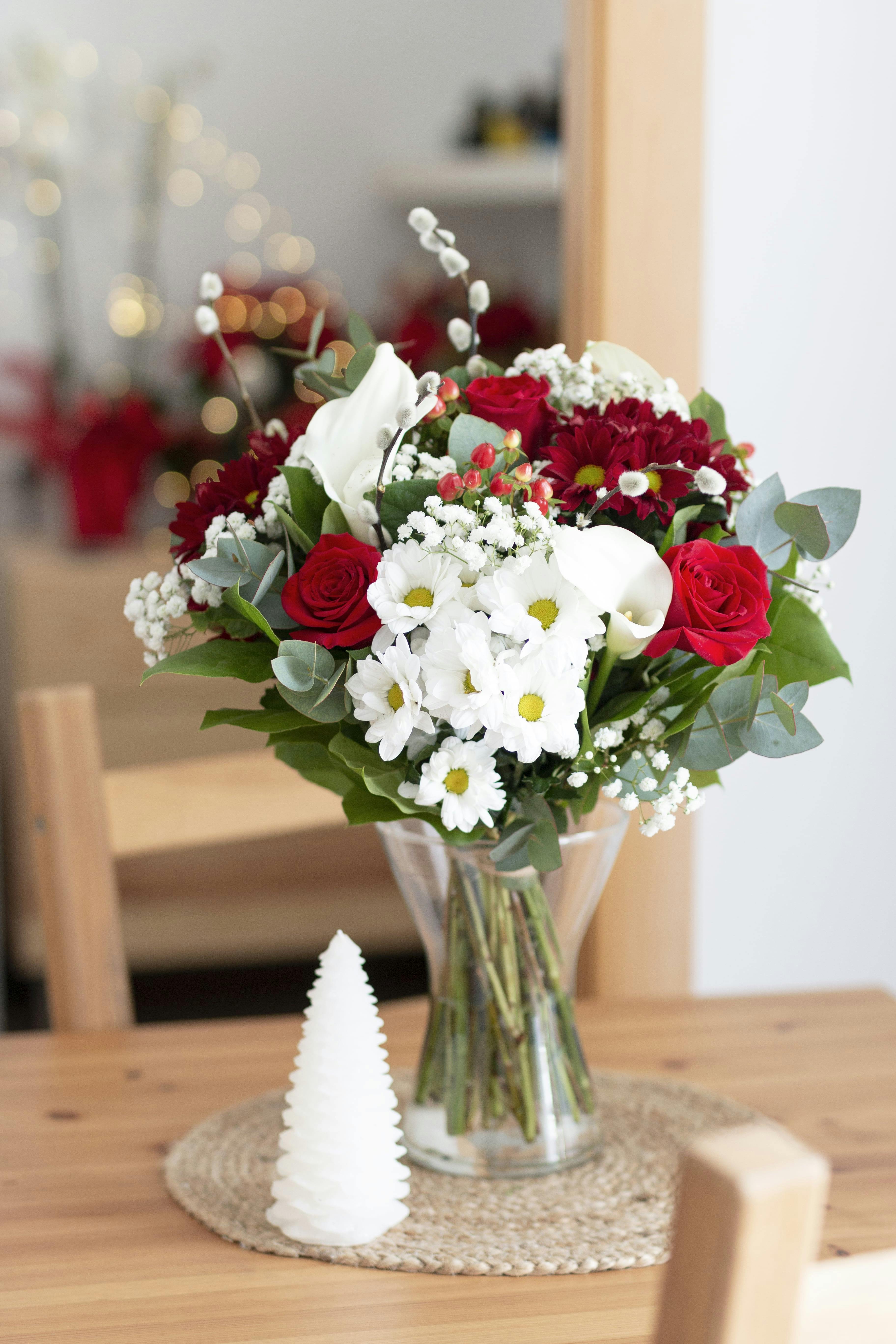 Ramo de rosas rojas, calas blancas y crisantemos de FloraQueen