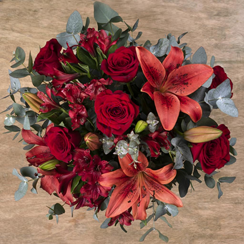 Ramo de terciopelo de rosas rojas, lirios y alstroemerias de FloraQueen