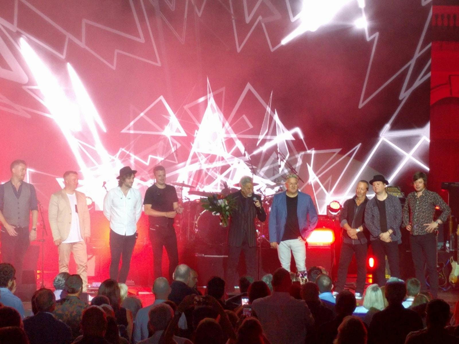 Tom Jones receiving floraqueen bouquet