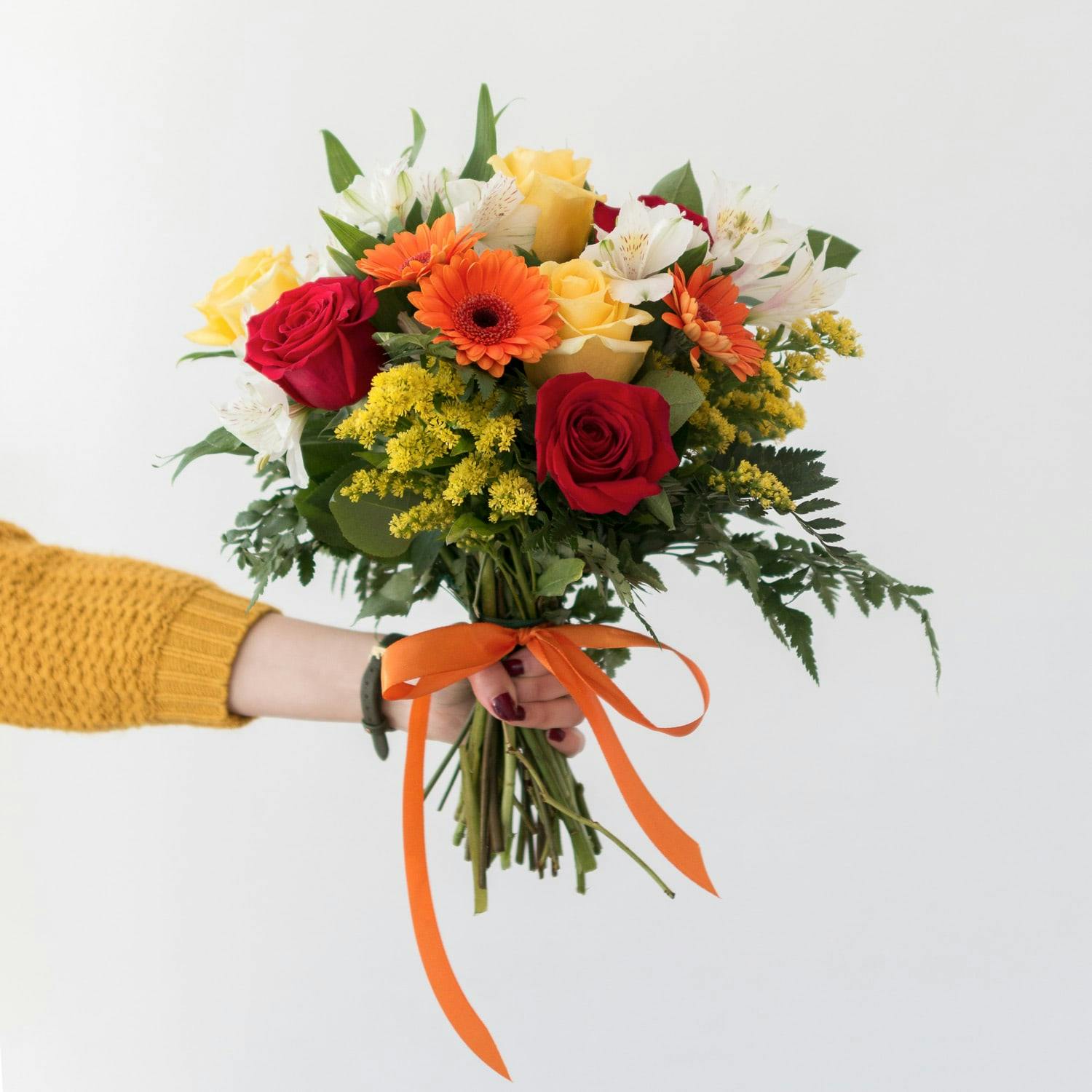 Buquê laranja da FloraQueen na mão