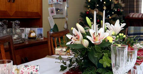 Decorate Your Dinner Table with Christmas Flowers