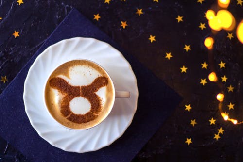 Stier-Sternzeichen im Kaffeeschaum