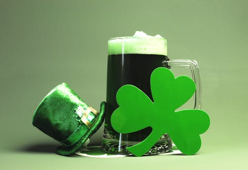 St. Patrick’s grüner Hut, Bier und Kleeblatt
