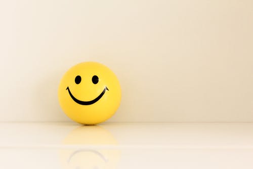 Gelbes Smiley-Ballspielzeug