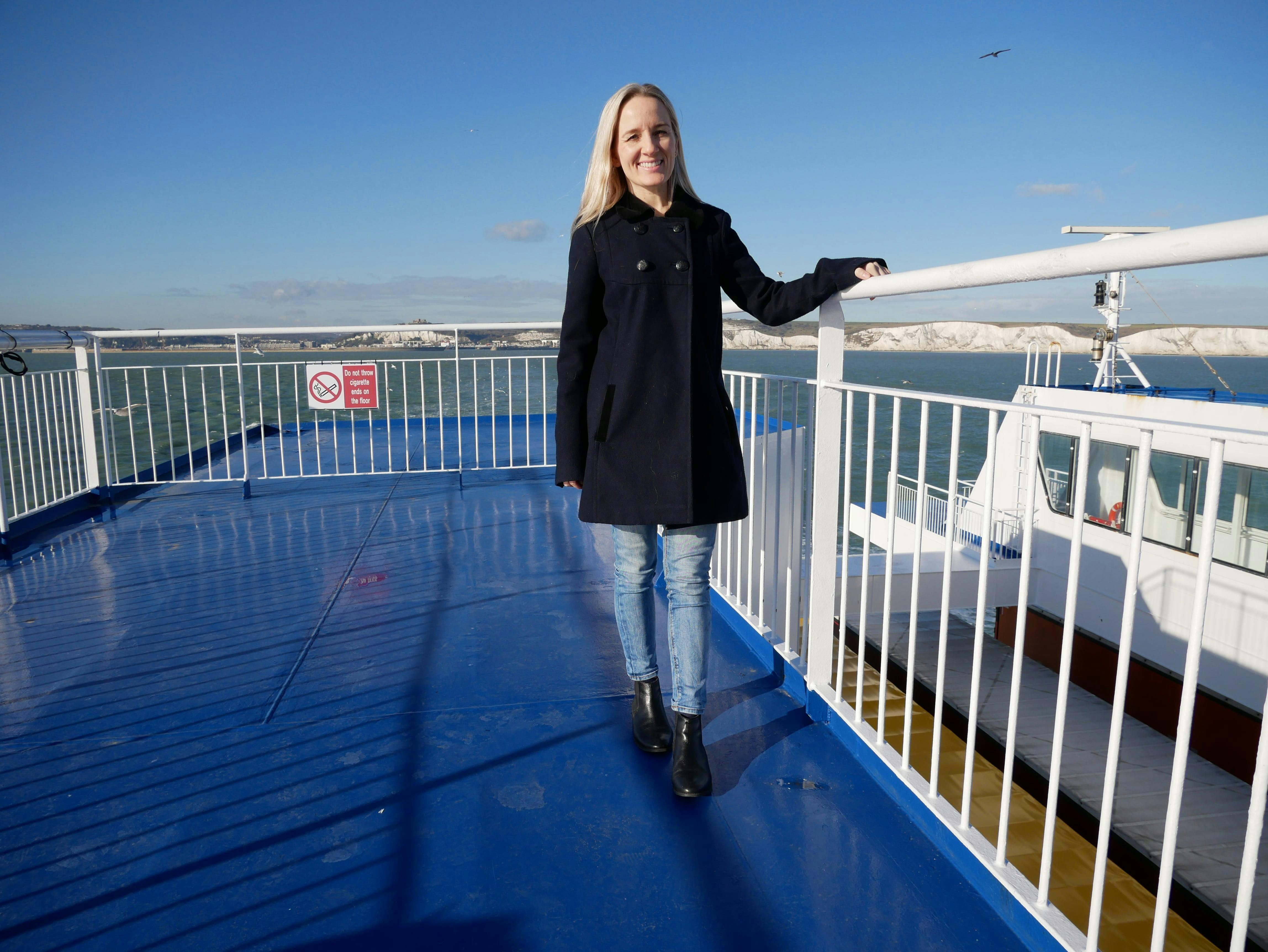 Victoria Brewood em um barco