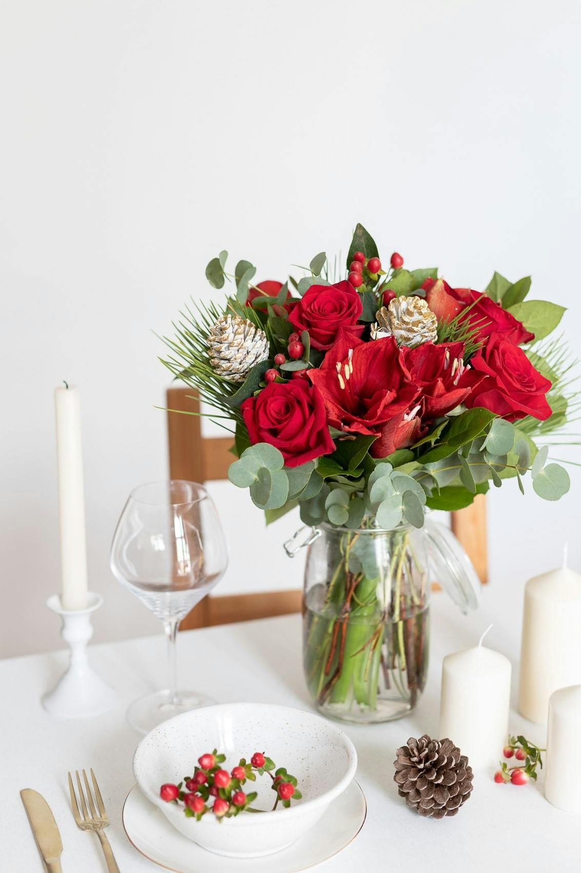 Bouquet of red roses and amaryllis