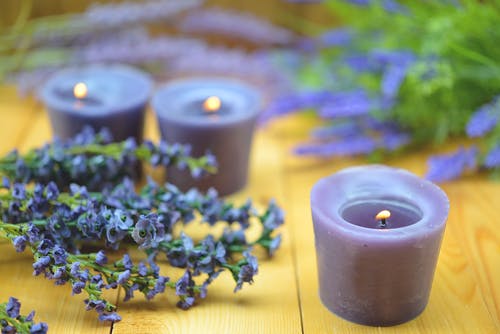 velas aromáticas de lavanda
