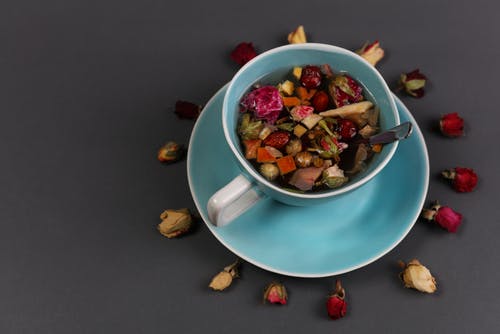 té casero con frutas y flores secas