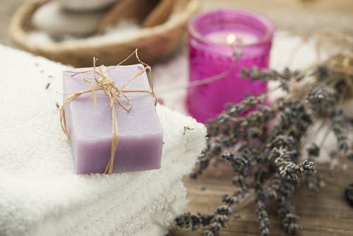 jabón de lavanda casero con vela