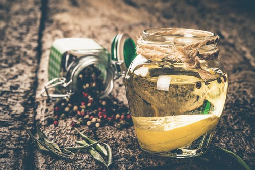 aceite de oliva infusionado casero con limón, hierbas y pimienta
