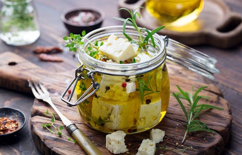 feta marinado y hierbas