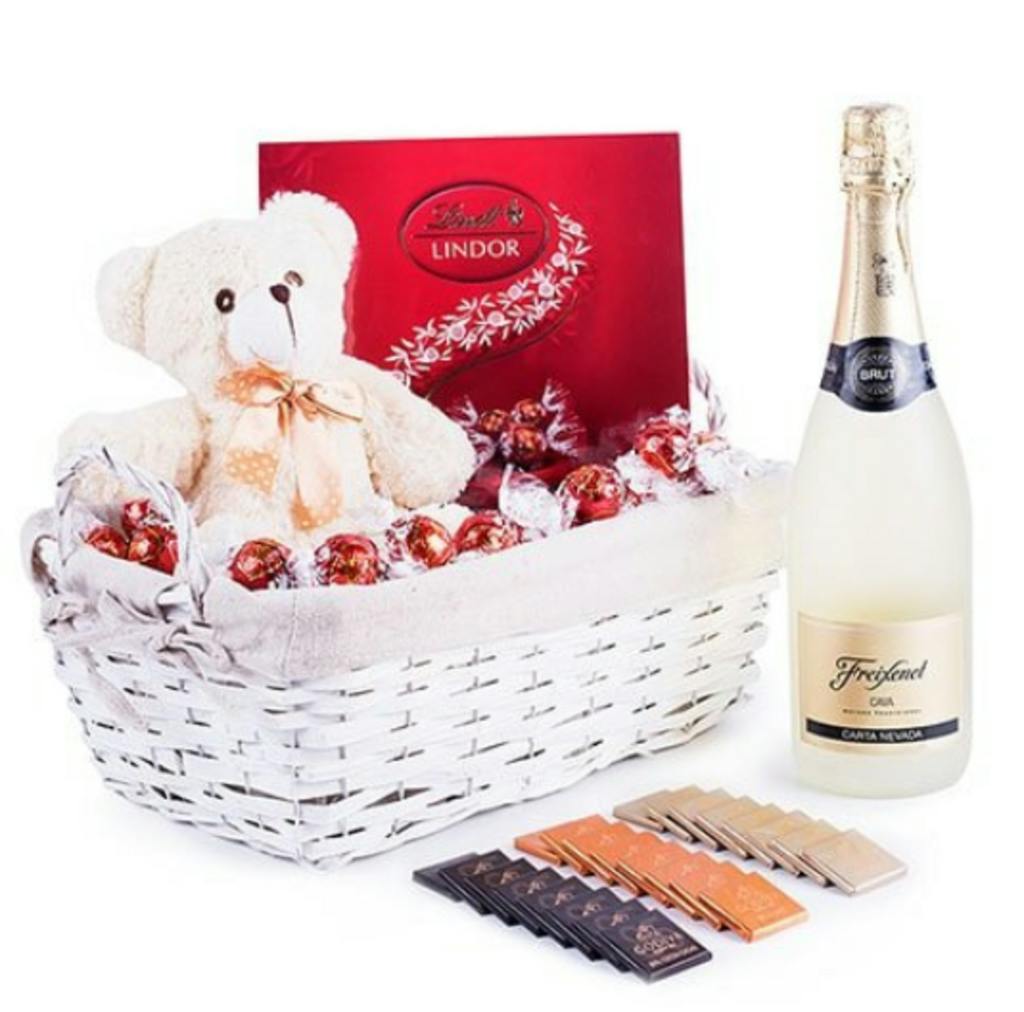 Cesta de chocolates, cava e um ursinho