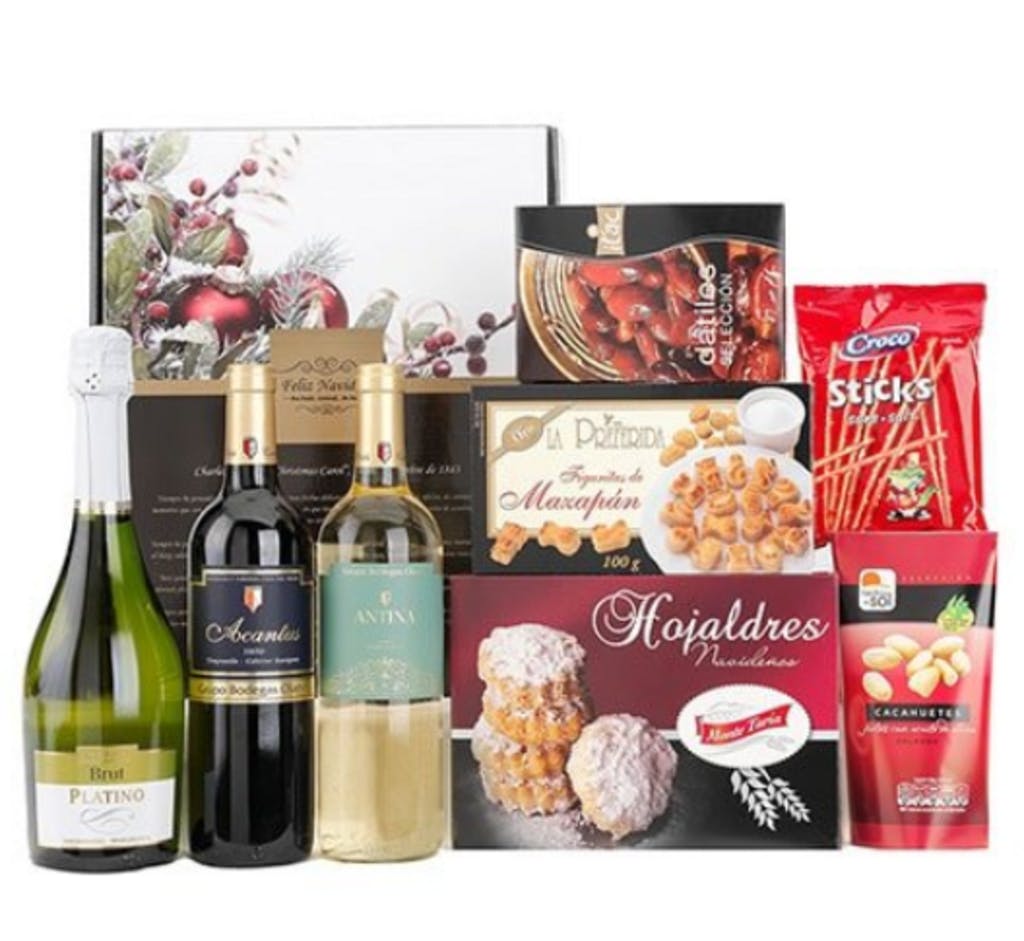 Cesta de presente com vinho, biscoitos e petiscos