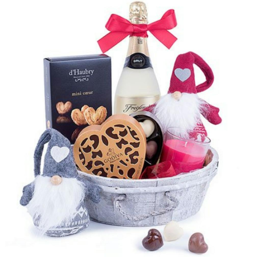 Cesta de Natal com chocolate, cava e biscoitos