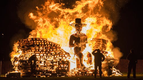 Typ brennt auf dem Lagerfeuer
