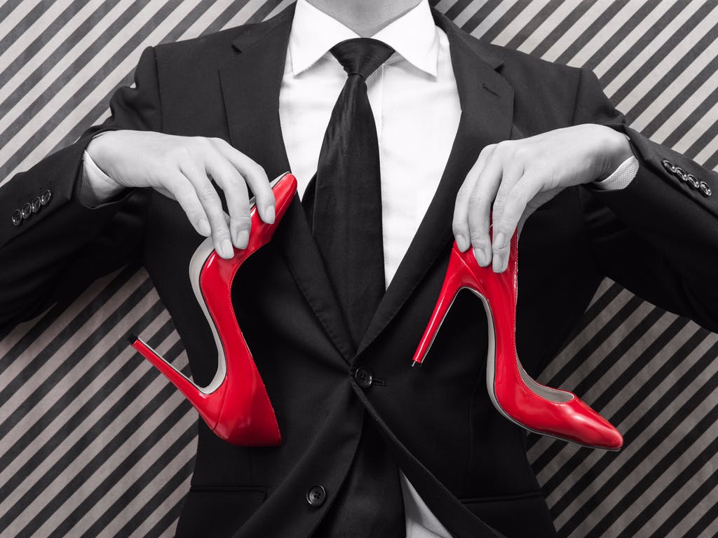 Mann mit hohen Schuhen