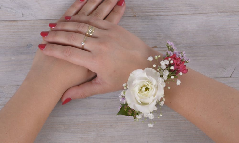 Fai-da-te con fiori: braccialetto floreale