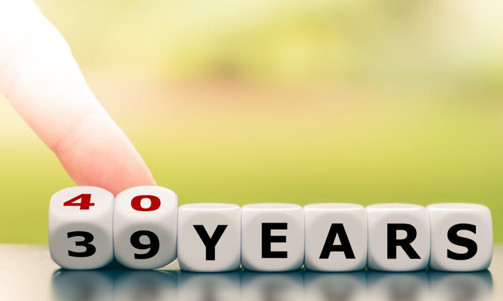 Augurare buon compleanno a chi compie 40 anni: idee e consigli speciali