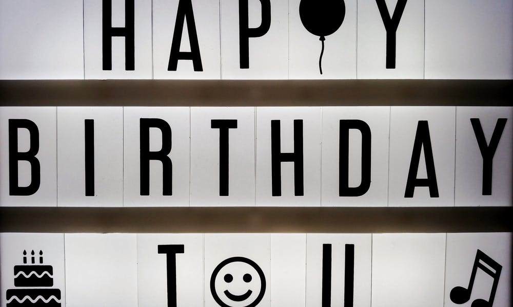 Basta banalità: scrivi frasi profonde per gli auguri di compleanno