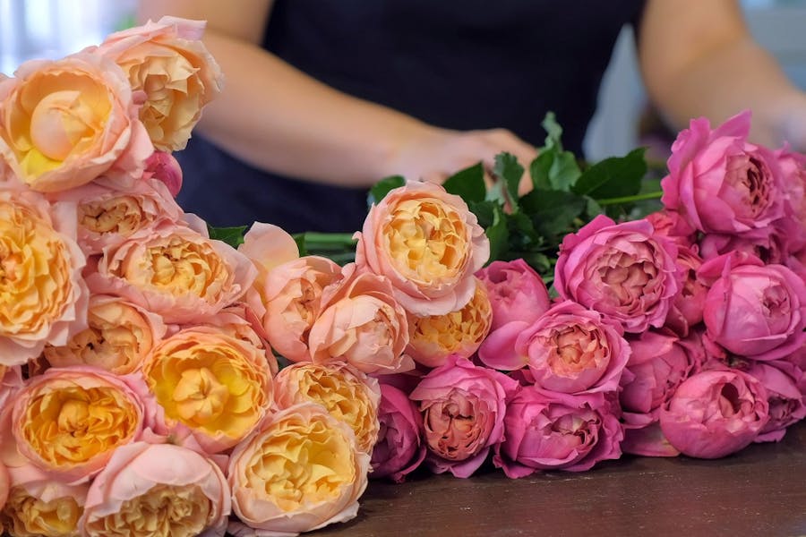 Creare un bouquet di fiori con le peonie