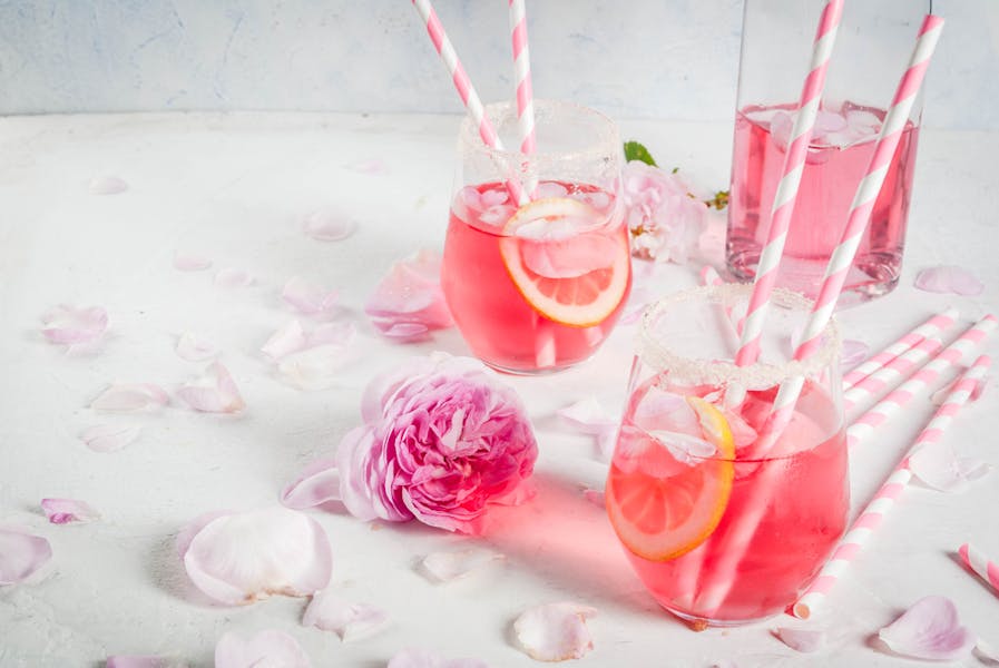 5 recettes de cocktails avec des fleurs