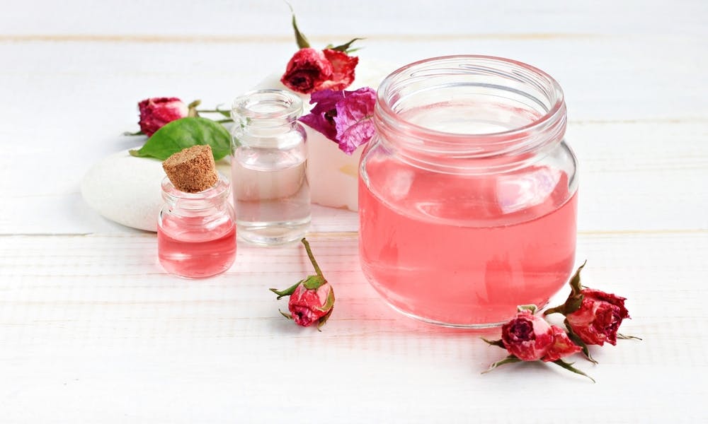 Comment réaliser des eaux de fleurs ? – DIY